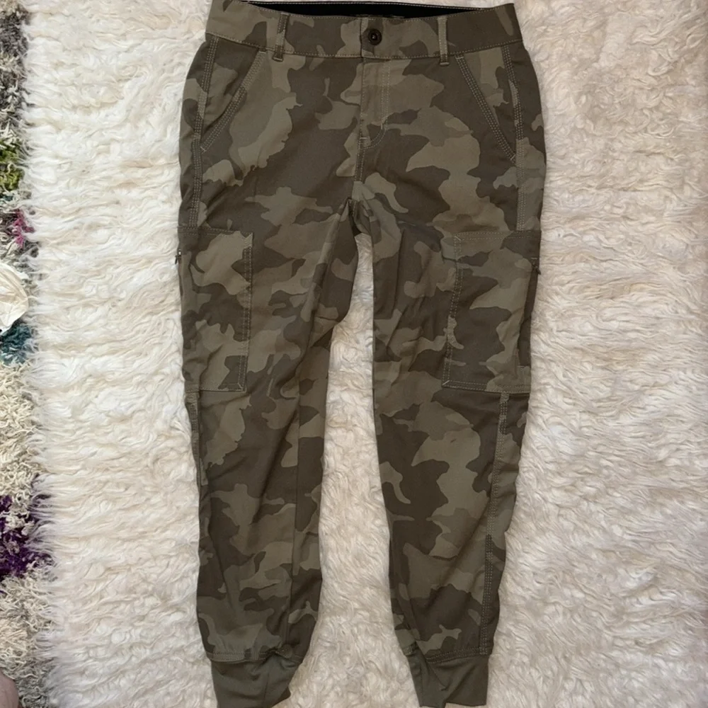 Prana Green Camo Sky Canyon Joggers, Size 0 - Picture 3 of 16